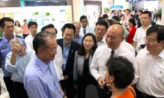 世界银行行长金墉先生莅临爱尔眼科,盛赞爱尔发展模式